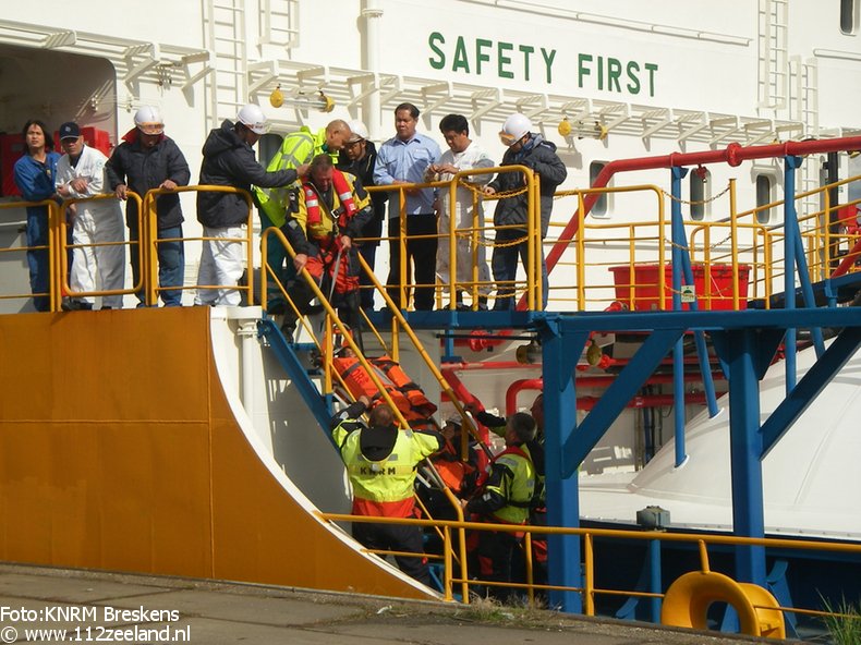 KNRM BRESKENS 2012-09-25 - DUBBELE MEDISCHE EVACUATIE VAN GASTANKER112zeeland.jpg